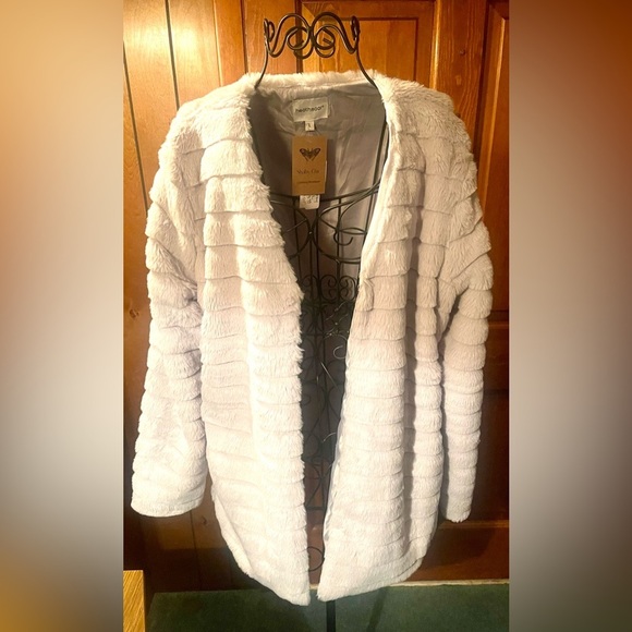 Women's Winter Collarless Faux Fur Coat light grey size Large.New with tags. - Picture 1 of 6